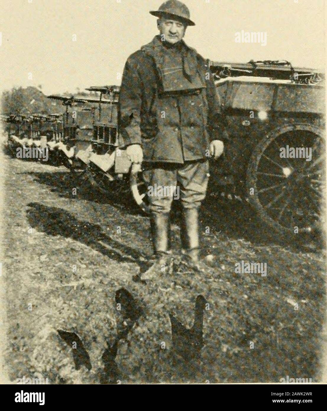 Wie es geschah, und andere Gedichte . ABBILDUNGEN. Autor 2 Lieut.-Col. H. E. Stevenson 7 Camp Bowie 11 Chateaux Mit Towers Tall 14 Fegreac, France 17 Maure, France 19 Billets in Loutehel. Frankreich 20 Plakate in Maure, Frankreich 20 EINE französische Stadt Nach Bombardierung 25 Die Kathedrale in Maure 30 Die Meisten Von Uns Hatten Slum 30 Camp Coetquidan, Frankreich 31 Billets im Camp Coetquidan 31 Headquarters im Camp Coetquidan 34 Soldiers Boardinp: Trainieren Sie für Leave Area 34 Orchester und Quartette Wie Youd Noch Nie Vor 36 Rennes, Frankreich, Wo Viele Soldaten 39 St. Malo besuchten, Unser Leave Area 39 S Chevaux Oder 40 Hommes Stockfoto