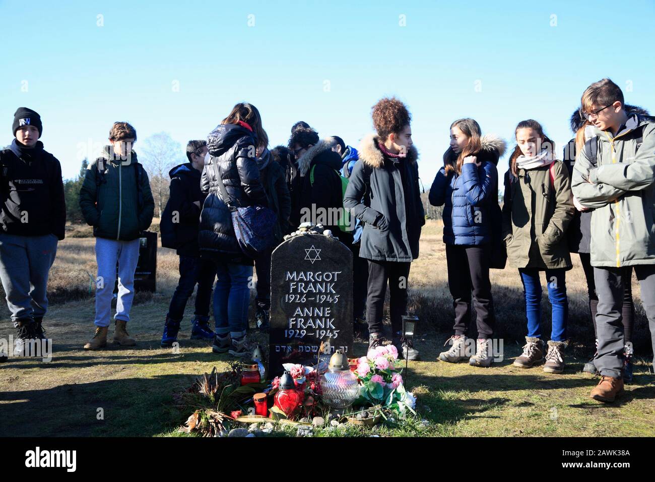 Besuchergruppe in der Gedenkstätte Anne und Margot Frank, KZ