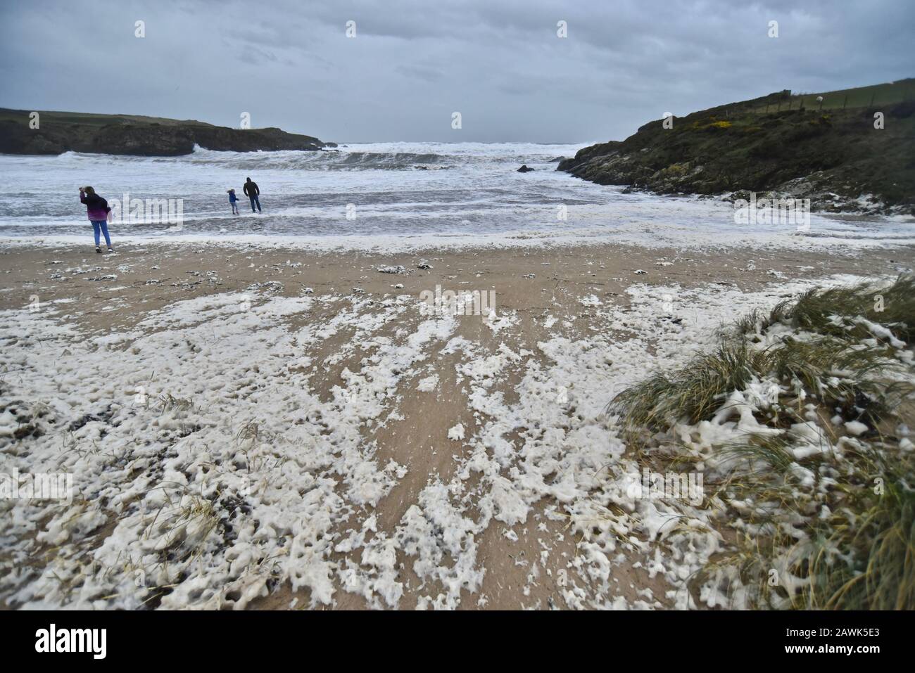 Sea Foam Cable Bay während des Sturms Clara, Rhoseigr, Anglesey, Nordwales Stockfoto