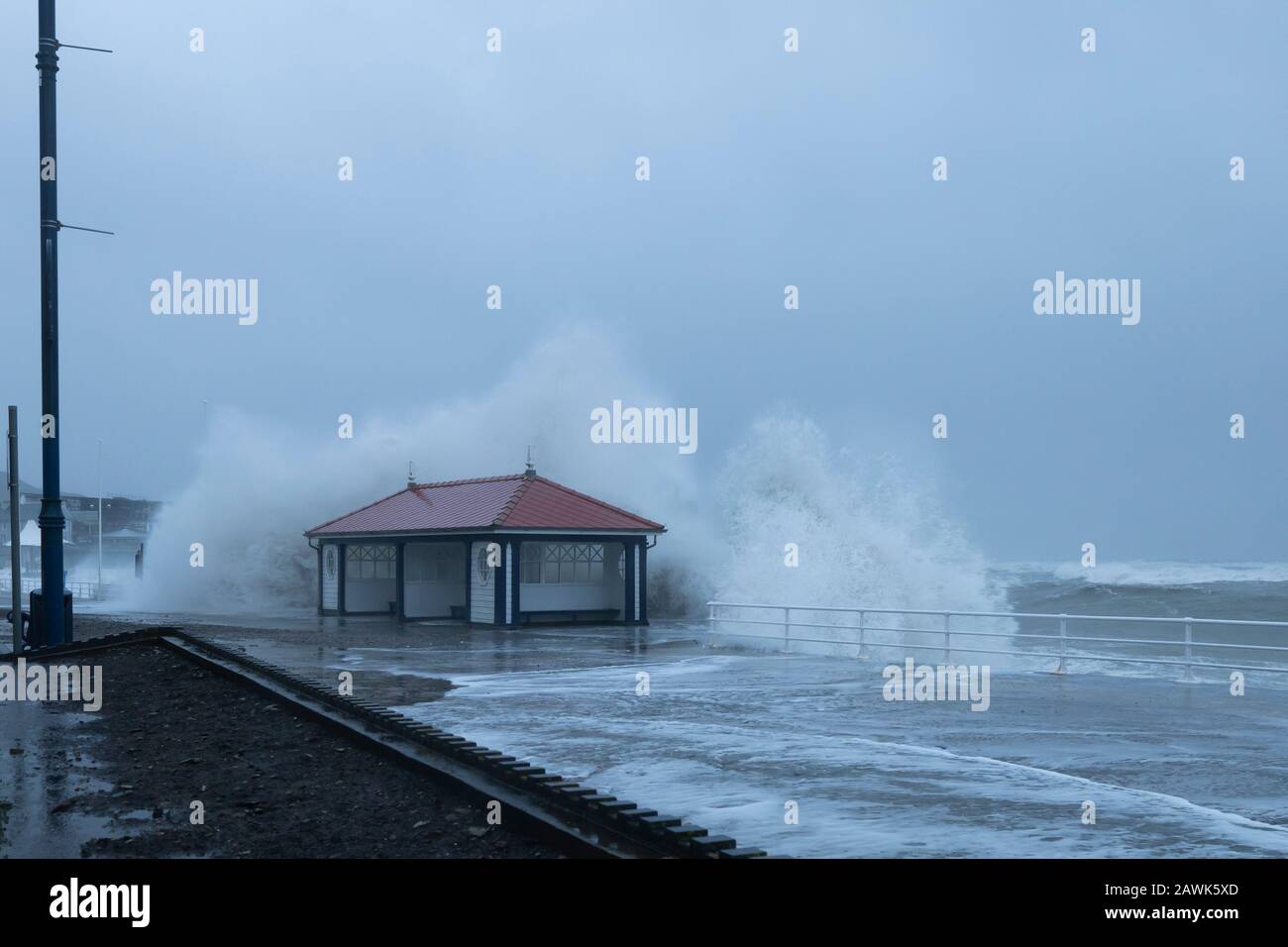 Wellen, Die Während des Sturms Ciara 2020 In die öffentliche Schutzhütte Aberystwyth Eintreffen Stockfoto