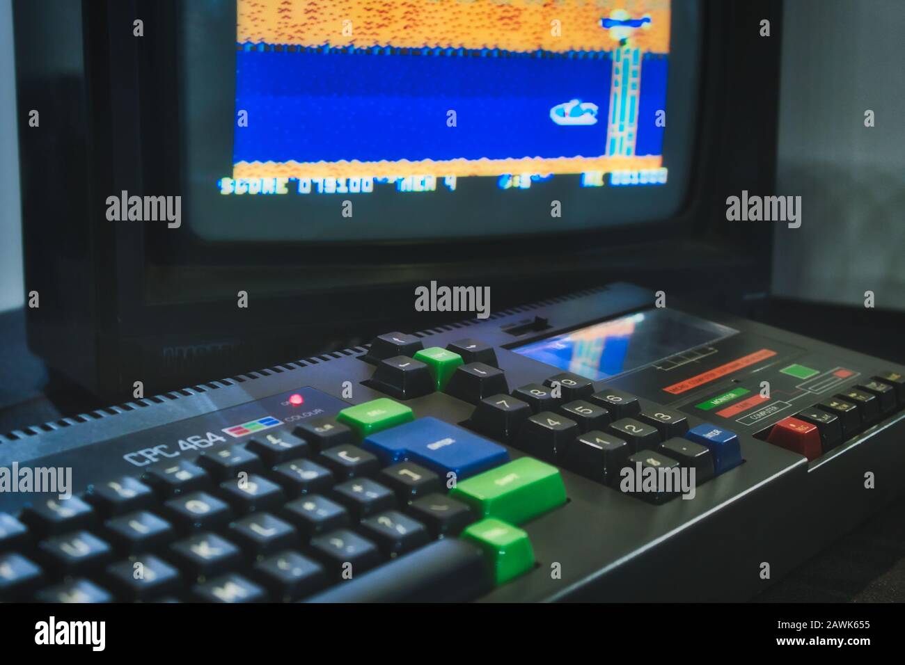 Mosta/Malta - 3. Juli 2019: Amstrad CPC 464 Tastatur und Monitor mit einem Retro-Computerspiel Stockfoto