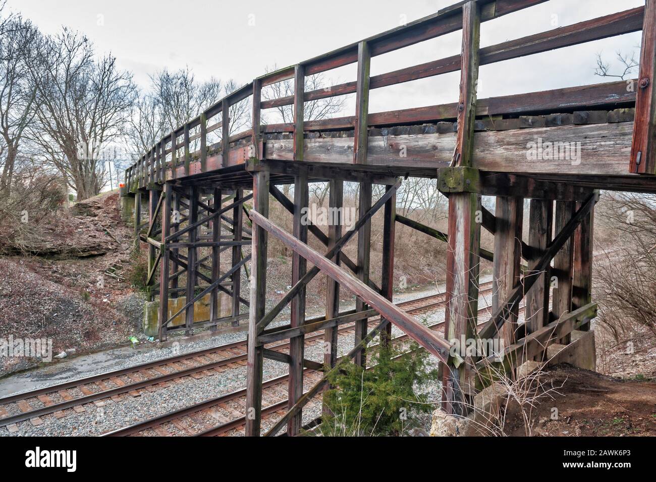 Alte Brücke über Bahngleise Stockfoto