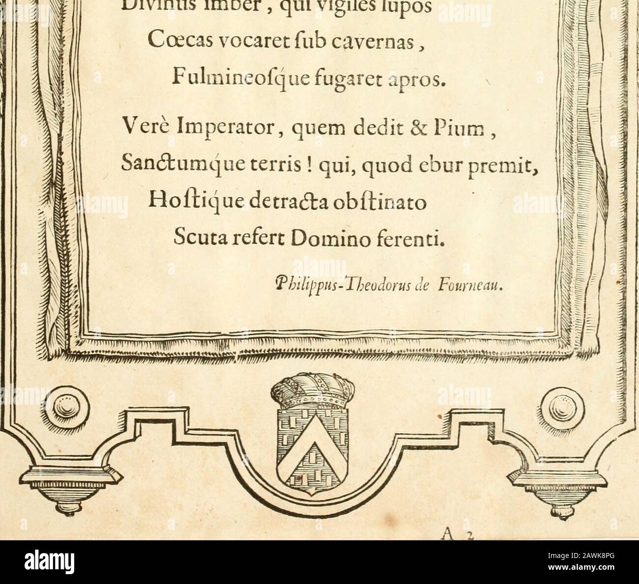 Serenissimorum pientissimorumque principum austriacorum Symbola et elogia . IC ille magni conditor Immerl, Ingens potentiim gloria Principiim, Ciii refuliit Crux facratisImpotura decus Capillis. Hoc prseferebant tela loquacia, &Divinus imber, qui vigiles lupocoecas vocaret fub cavernas, Fulmineofque fugaret apros. ^ Vere Imperator, quem dedit &: Pium., SancSbumque terris! Qui, quod ebur premit, Hoftique detradta obftinatoScuta refert Domino ferenti. ^hilippns-Theodom de Funncau.. - Stockfoto