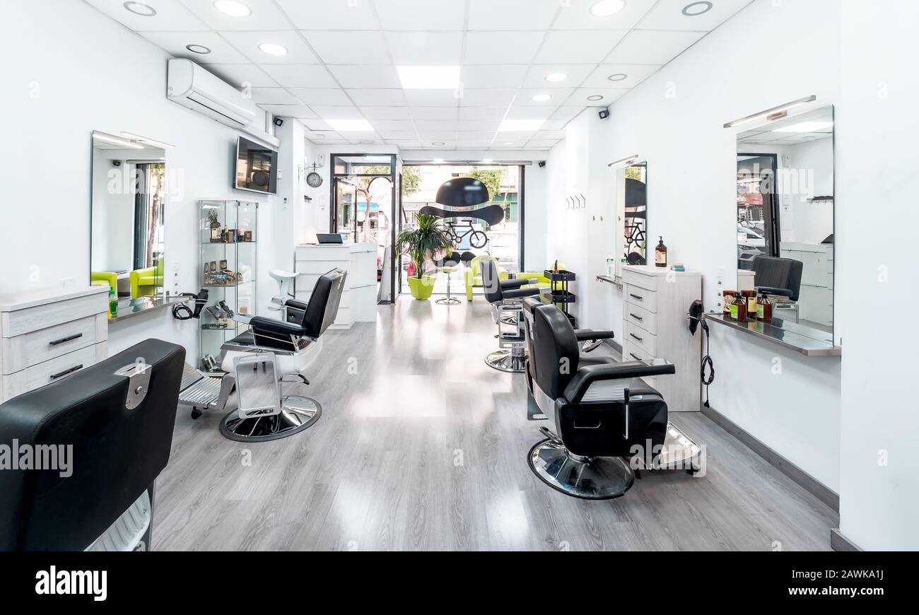 Moderner heller Haar- und Schönheitssalon. Barber Salon Interior Business mit schwarz-weißem Luxusdekor. Stockfoto