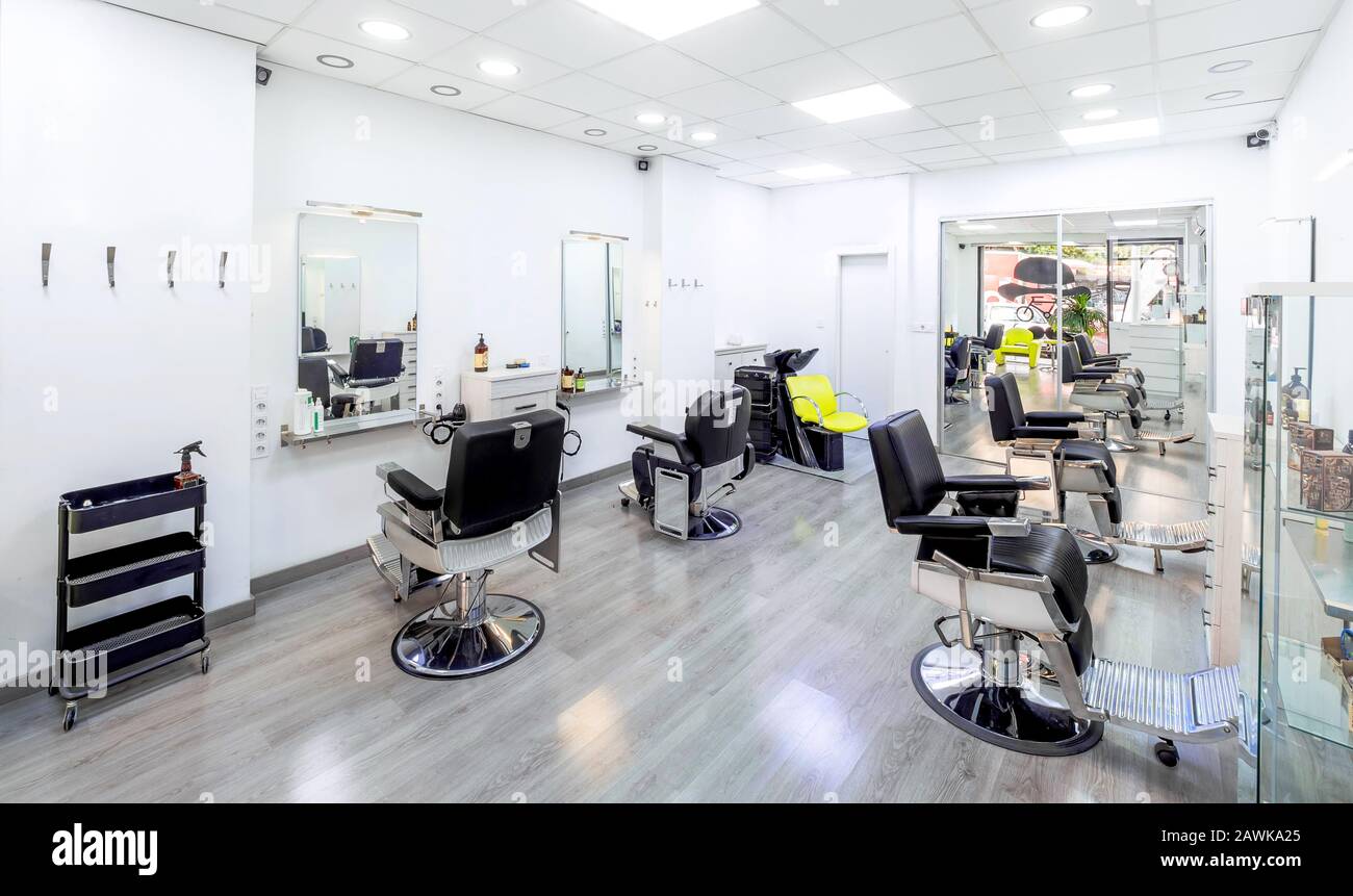 Moderner heller Haar- und Schönheitssalon. Barber Salon Interior Business mit schwarz-weißem Luxusdekor. Stockfoto