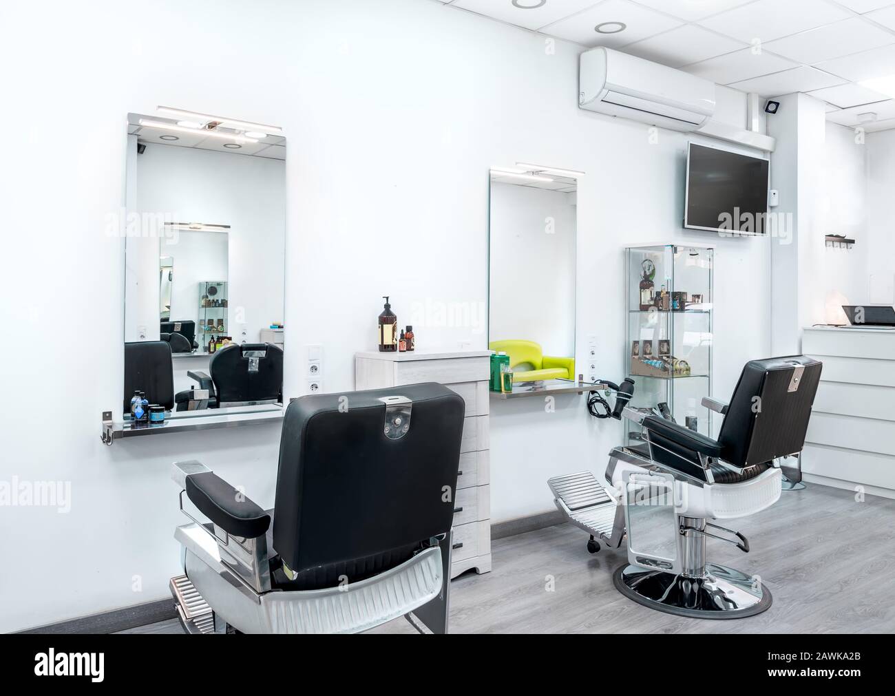 Moderner heller Haar- und Schönheitssalon. Barber Salon Interior Business mit schwarz-weißem Luxusdekor. Stockfoto