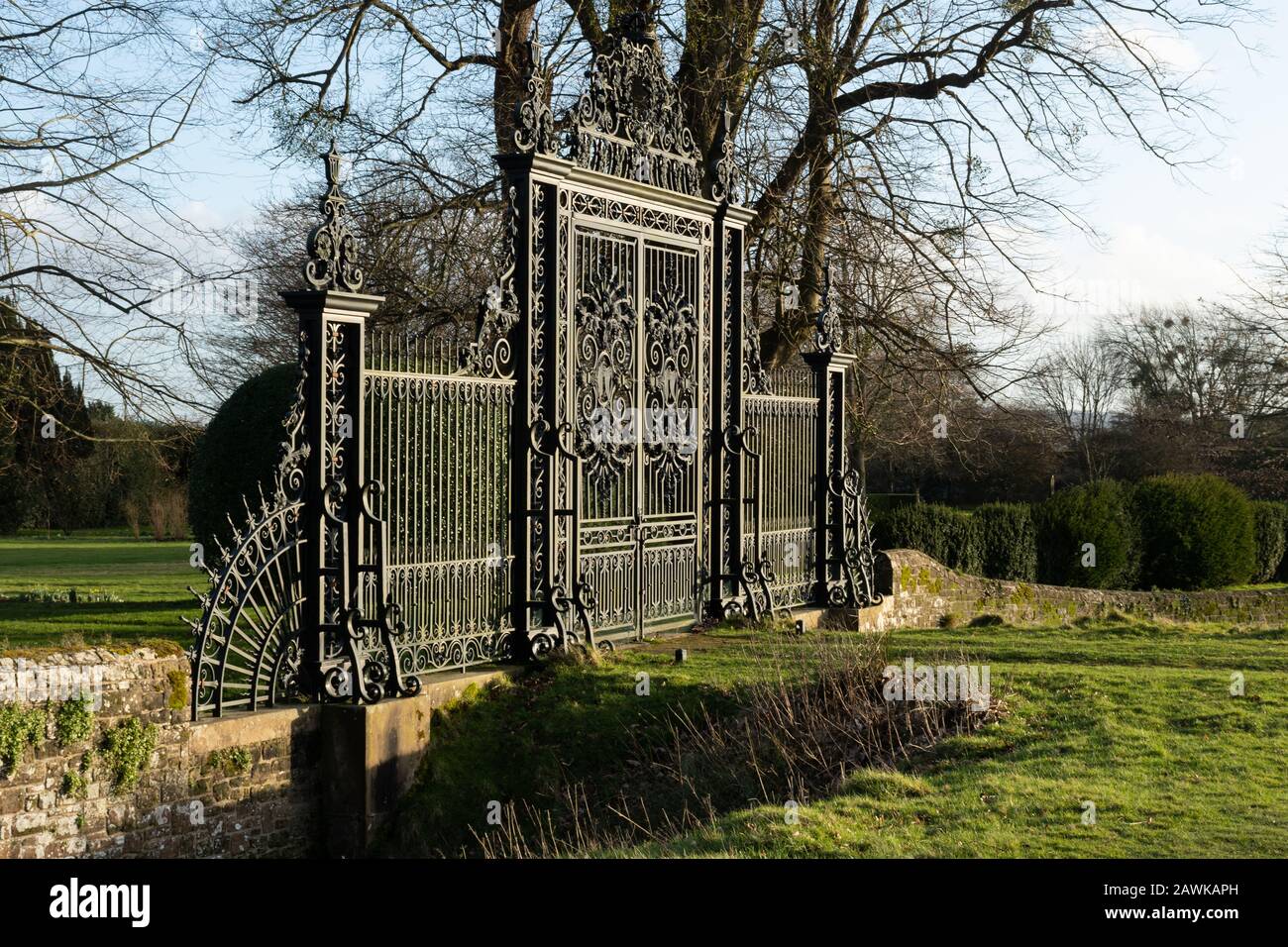 Verzierte schmiedeeisernen Tore im Petworth Park, Großbritannien Stockfoto