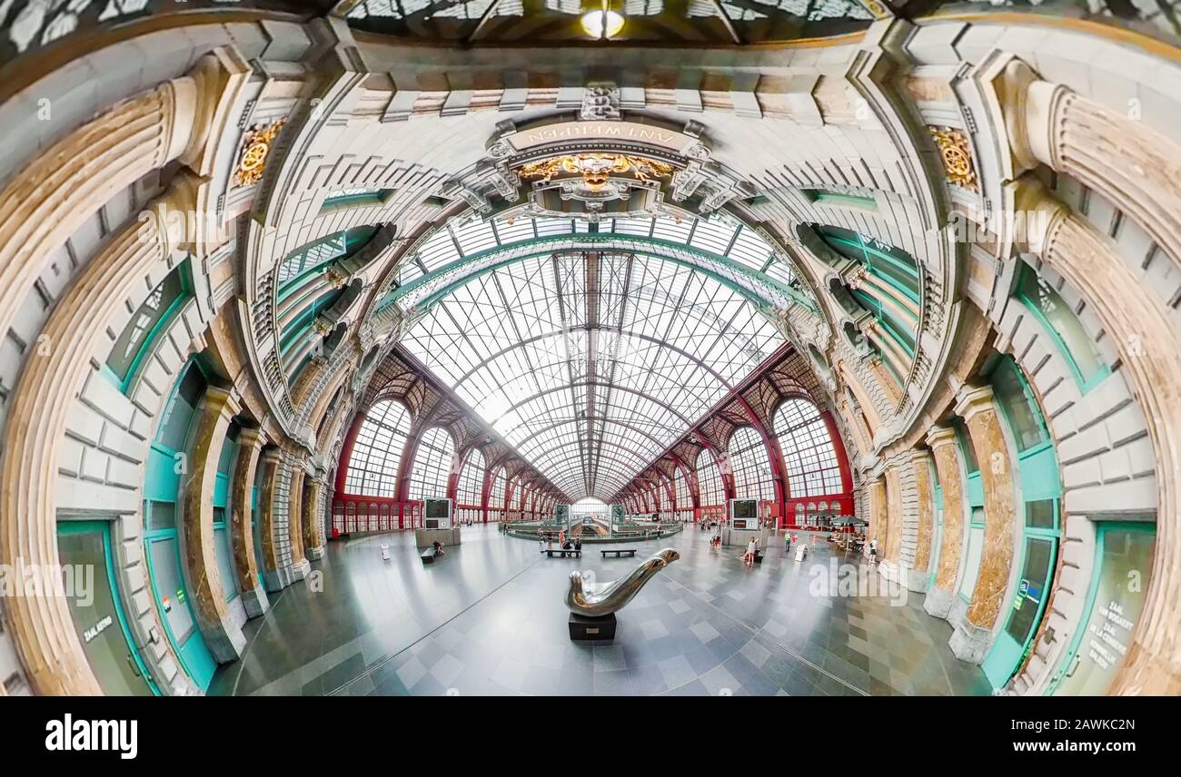 Antwerpen, Belgien. Etwa Im September 2019. Verzerrtes Panorama auf den Hauptbahnhof. Lustige Fischauge. Stockfoto