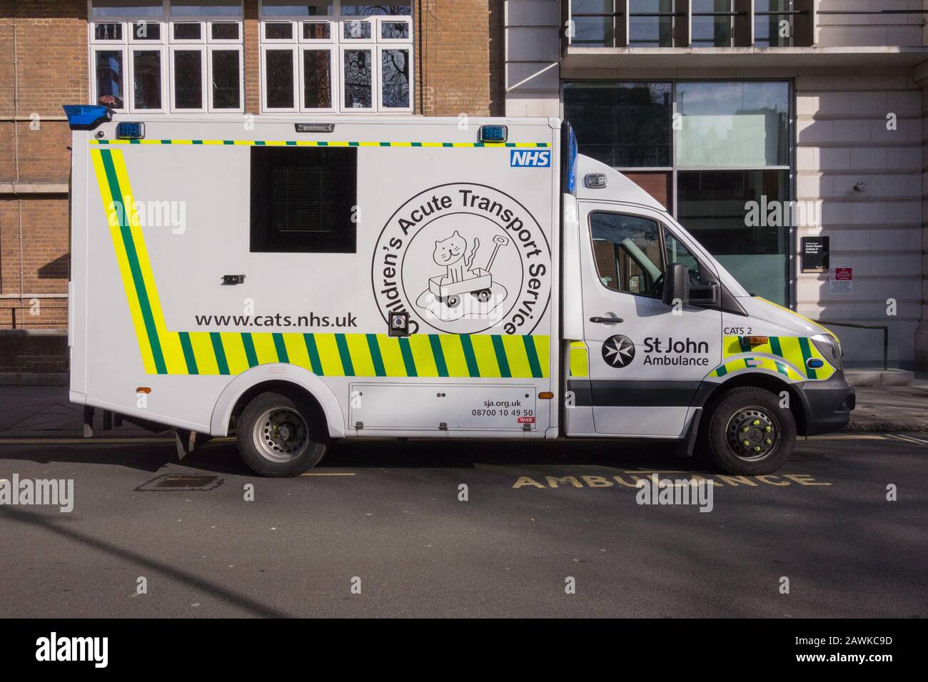 Der Krankenwagen St John Ambulance Children's Acute Transport Service parkte in der Nähe des weltberühmten Great Ormond Street Hospital, London, Großbritannien Stockfoto