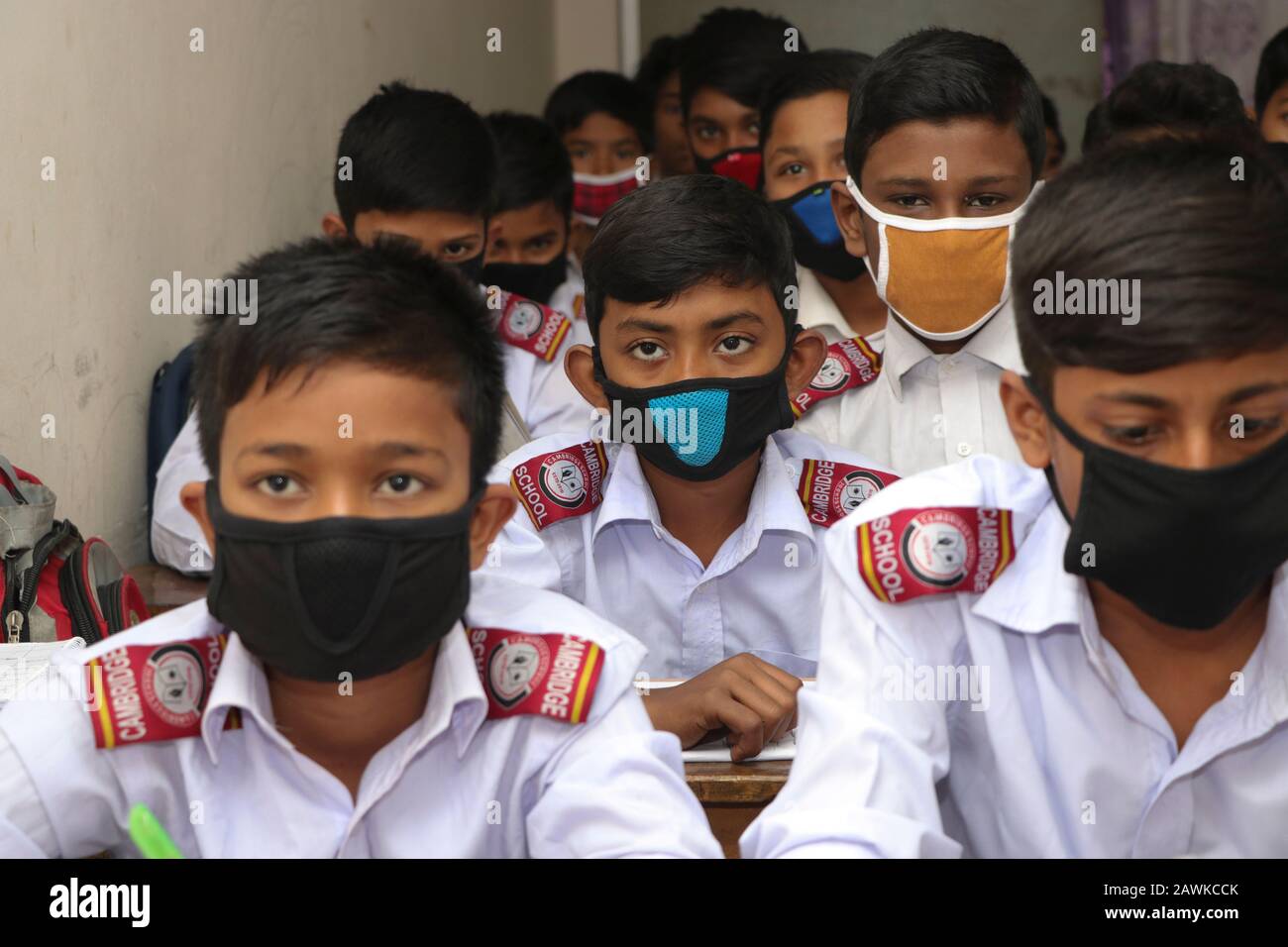 Covid 190 Feb 2020 Kinder in Cambridge Schule in Dhaka gesehen tragen Maske, um sich vor der Bedrohung durch Coronavirus zu schützen. Aber niemand vertraute mir Stockfoto