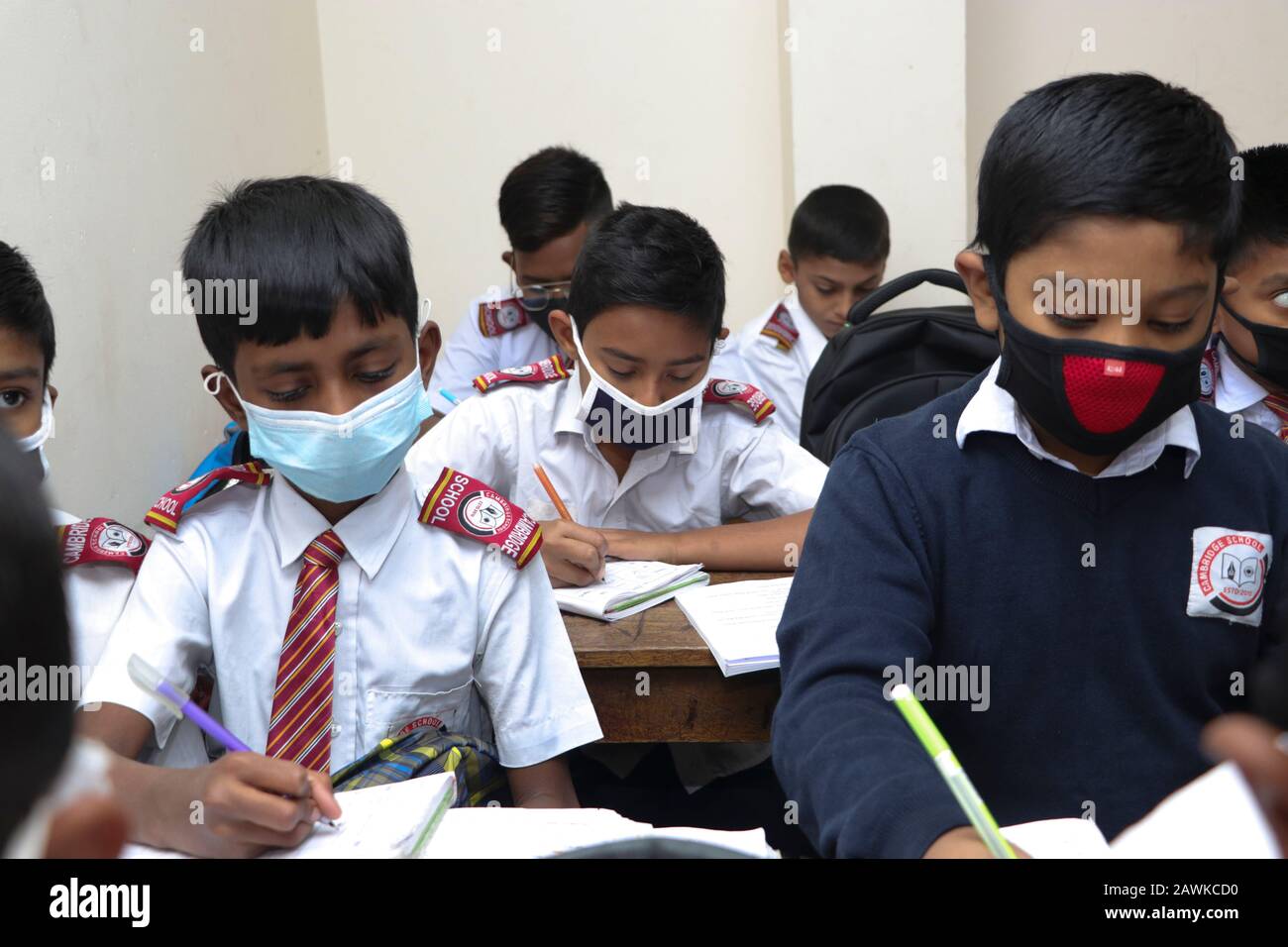 Covid 190 Feb 2020 Kinder in Cambridge Schule in Dhaka gesehen tragen Maske, um sich vor der Bedrohung durch Coronavirus zu schützen. Aber niemand vertraute mir Stockfoto