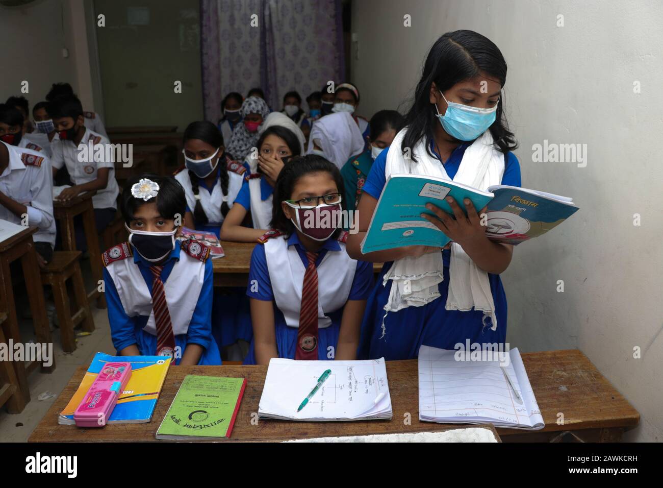 Covid 190 Feb 2020 Kinder in Cambridge Schule in Dhaka gesehen tragen Maske, um sich vor der Bedrohung durch Coronavirus zu schützen. Aber niemand vertraute mir Stockfoto