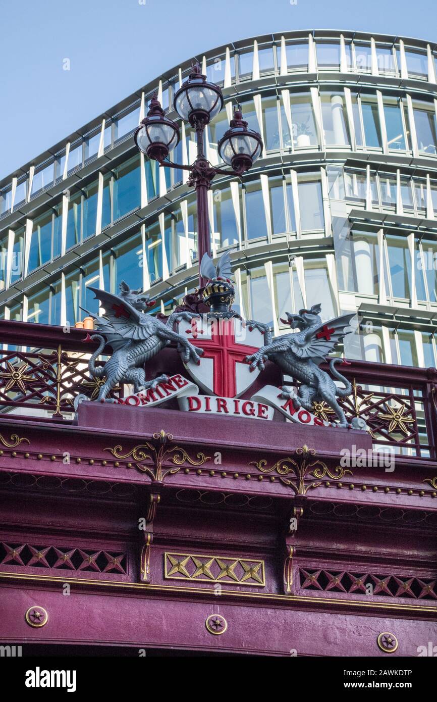 Drachen und Wappen der City of London am Holborn Viaduct, Farringdon Street, London, EC4, England, Großbritannien Stockfoto