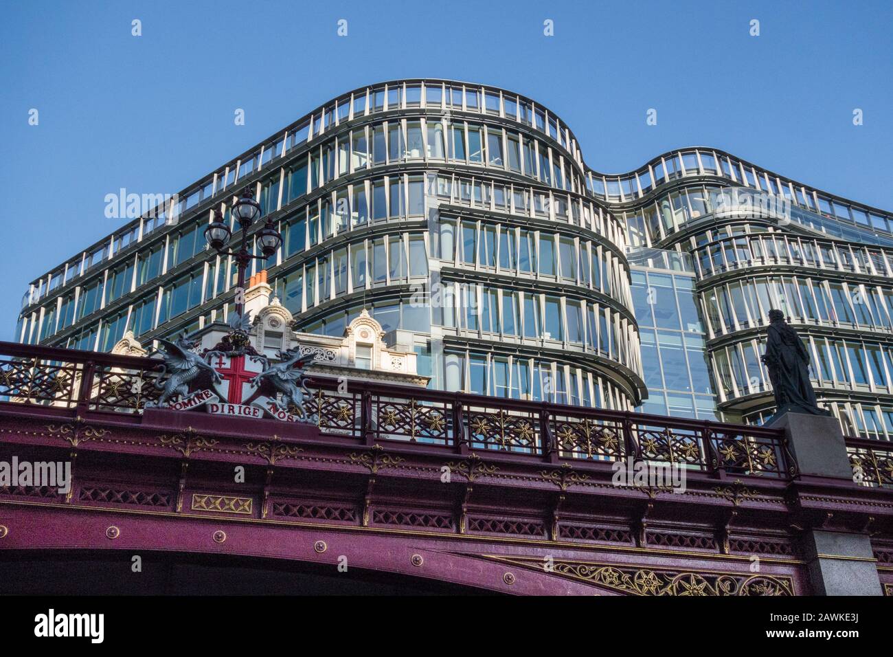 Drachen und Wappen der City of London am Holborn Viaduct, Farringdon Street, London, EC4, England, Großbritannien Stockfoto