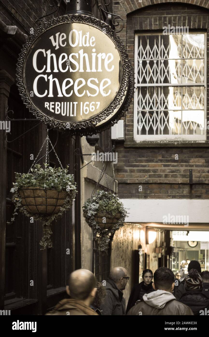 Beschilderung vor dem Old Cheshire Cheese Public House in der Fleet Street, London, Großbritannien Stockfoto
