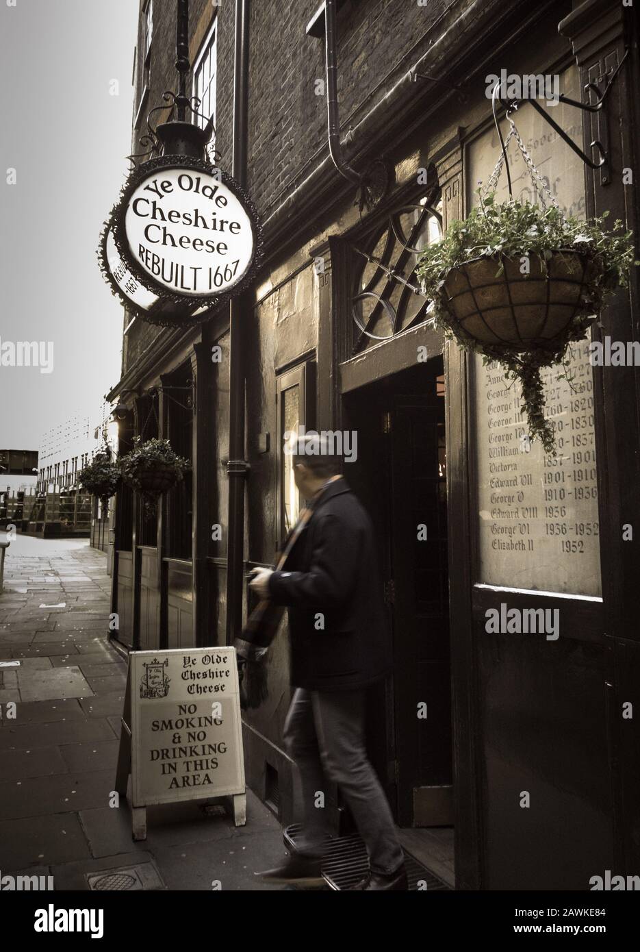 Beschilderung außerhalb des Alten Cheshire Cheese Public House in London, Großbritannien Stockfoto