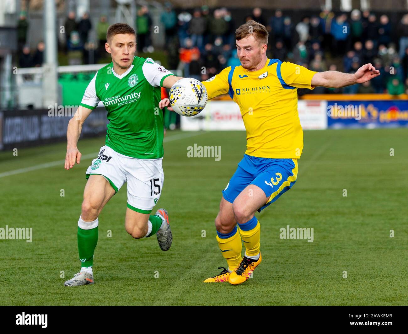 Alloa, Schottland, Großbritannien. Februar 2020. Indobrill Stadium Alloa, Alloa Clackmannashire, Schottland; Scottish Cup Football, BSC Glasgow gegen Hibernian; Greg Docherty von Hibernian und Jamie Mills vom BSC Glasgow FC konkurrieren um den Ballbesitz. Gutschrift: Action Plus Sports Images/Alamy Live News Stockfoto