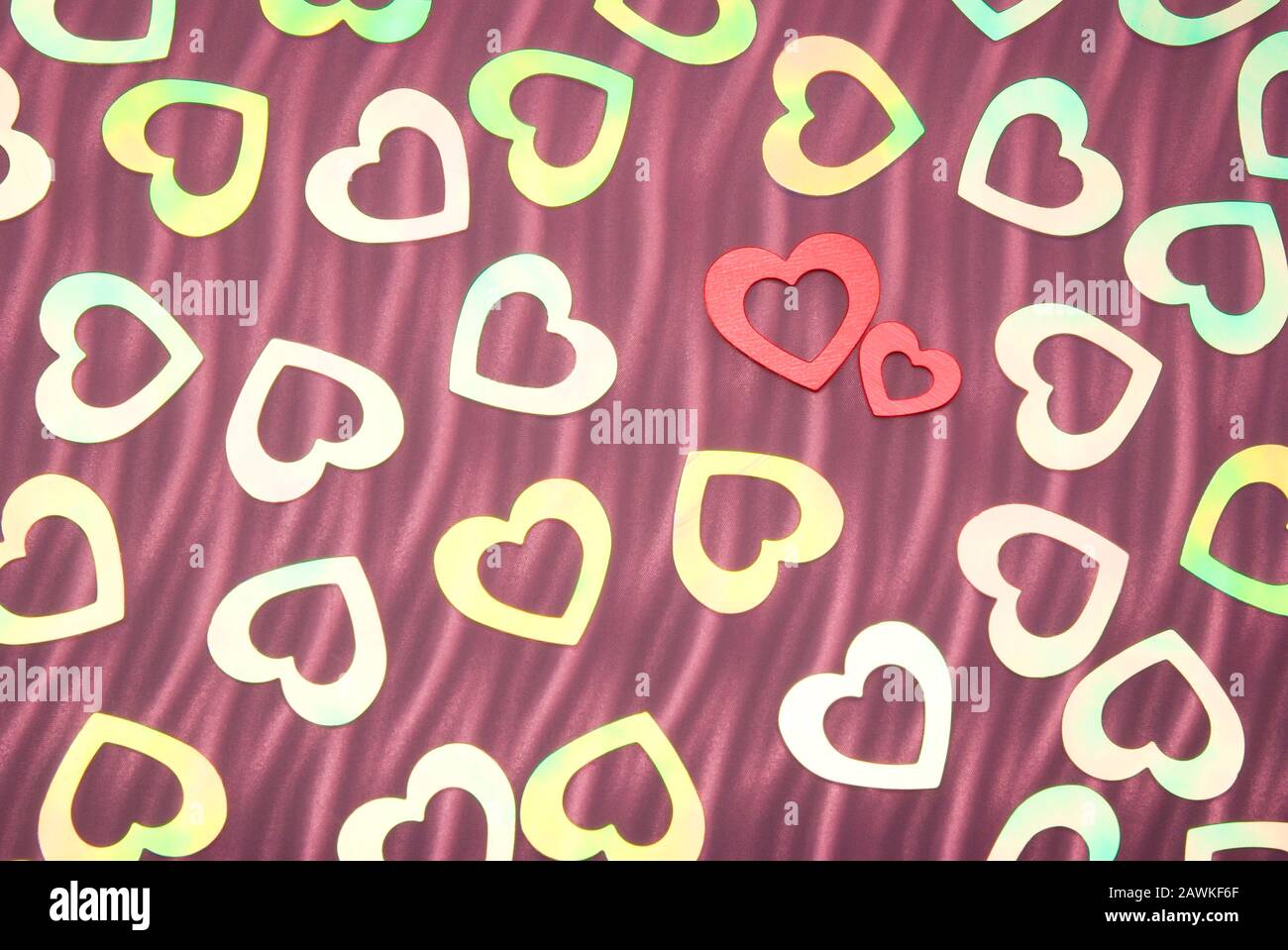 Valentinstag Hintergrund glänzender schillernder Herzen auf strukturiertem Hintergrund Stockfoto