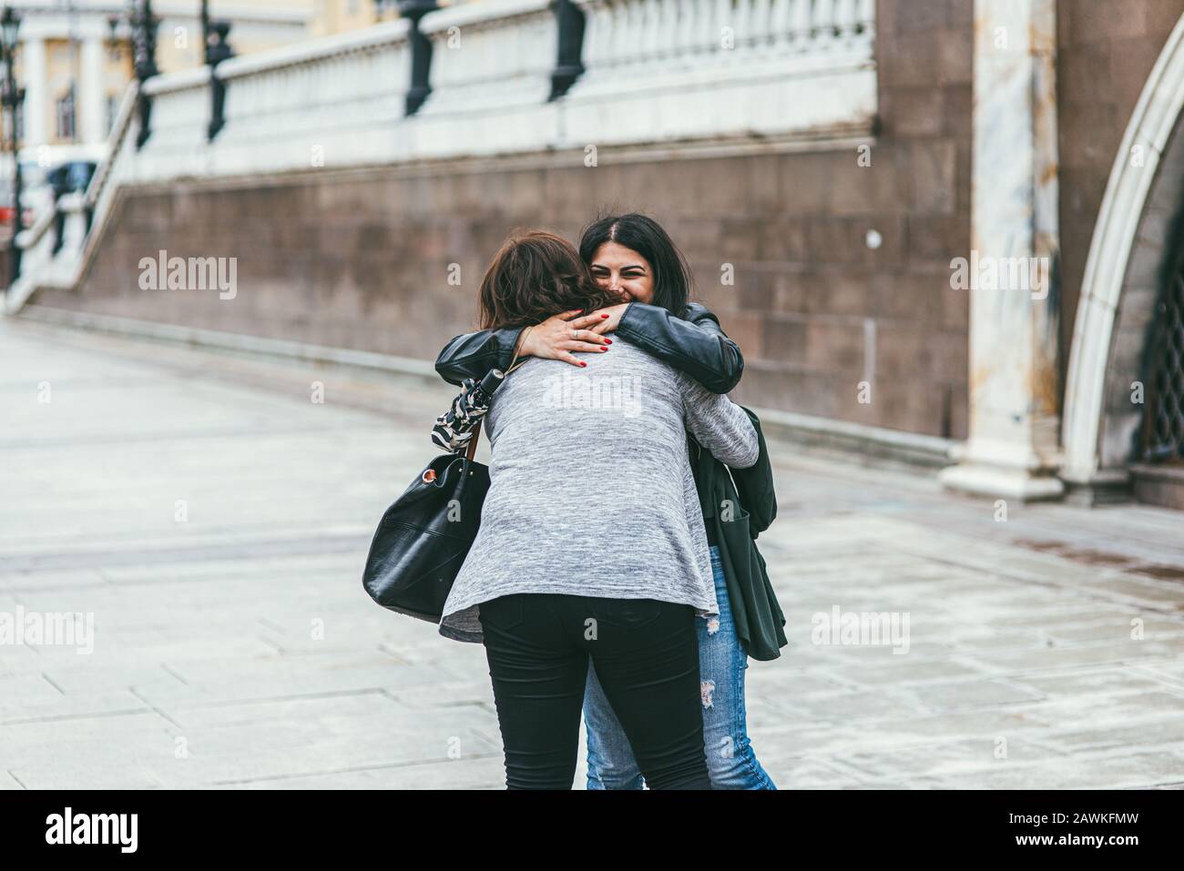 Moskau, Russland - 7. JULI 2017. Junge und Erwachsene Frauen umarmen sich auf den Straßen der Stadt Stockfoto