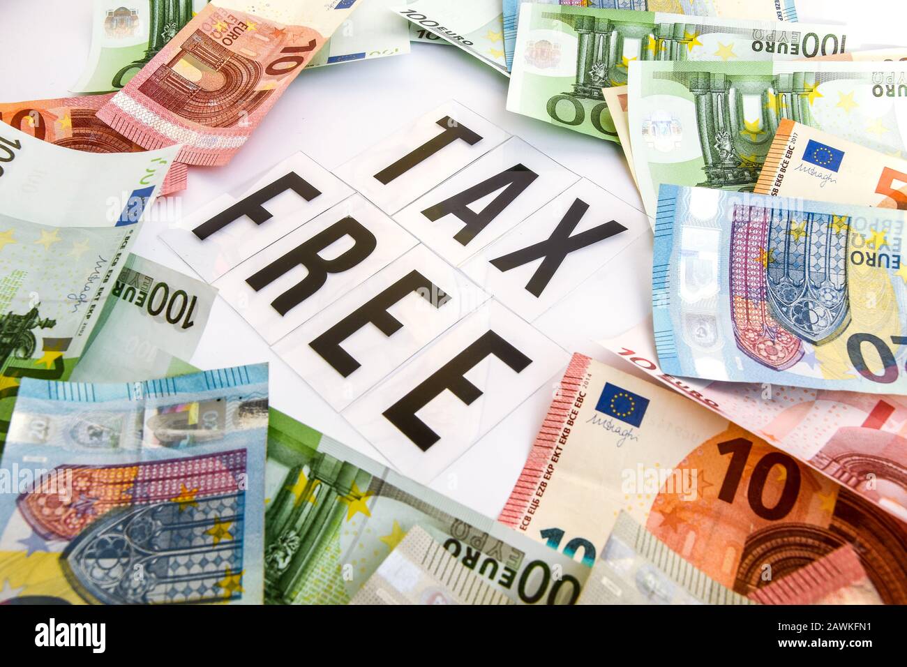 Euro Money Frame mit Steuerfreiem Wort im Hintergrund Stockfoto