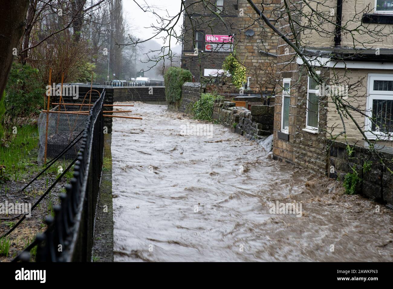 Der Fluss Calder verletzt fast seine Ufer im Stadtzentrum von Todmorden, West Yorkshire, nach hohen Niederschlägen im Zusammenhang mit Storm Ciara. © Craig Redm Stockfoto