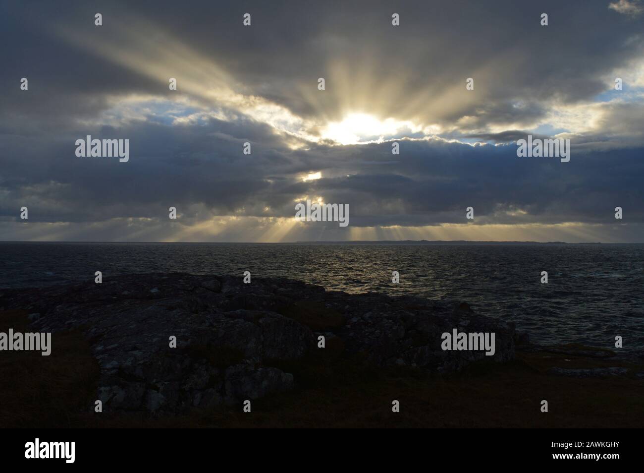 Ardnamurchan Leuchtturmküste und Blick auf Sonnenstrahlen im Himmel Schottland Stockfoto
