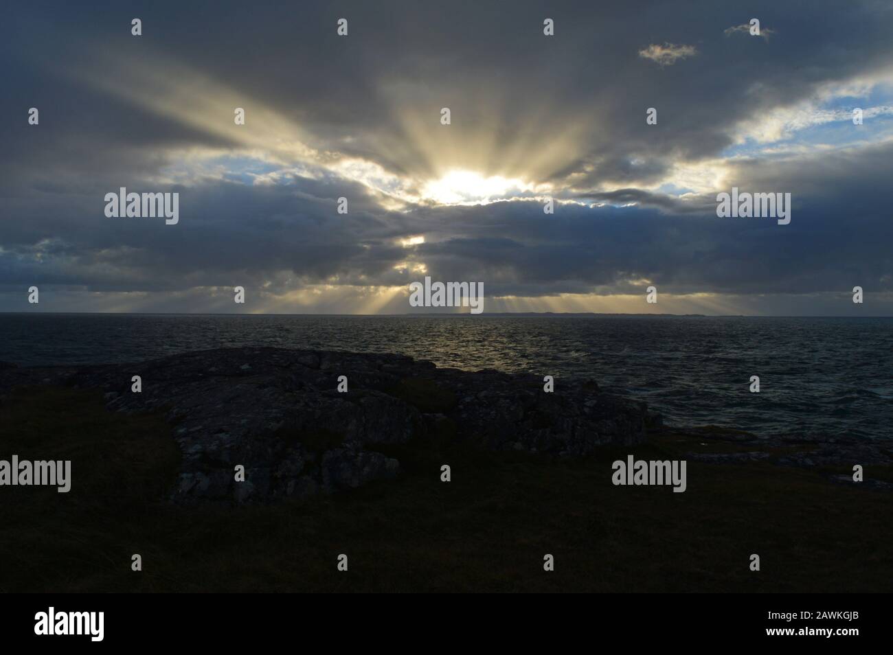 Ardnamurchan Leuchtturmküste und Blick auf Sonnenstrahlen im Himmel Schottland Stockfoto