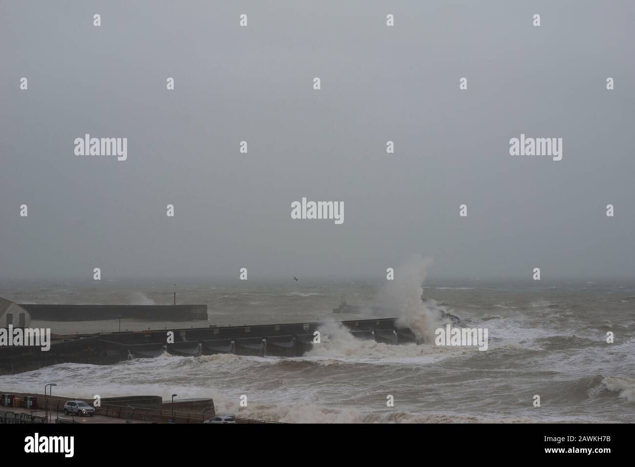 Brighton, England, Großbritannien. Februar 2020. Brighton, East Sussex. Februar 2020. Wetter in Großbritannien. Storm Ciara schlägt die Südküste mit riesigen Sturzwellen in Brighton Marina, vor wagemutigen Zuschauern am Brighton Beach in der Nähe des Piers, und auf das in der Klasse II aufgeführte Albion Groyne, das aufgrund von Sturmschäden, die im Dezember 2019 erworben wurden, gesperrt bleibt. Das Met-Büro hat "Wut auf das Leben"-Wetterwarnungen in ganz Großbritannien wegen starker Winde herausgegeben. Credit: Francesca Moore/Alamy Live News Stockfoto