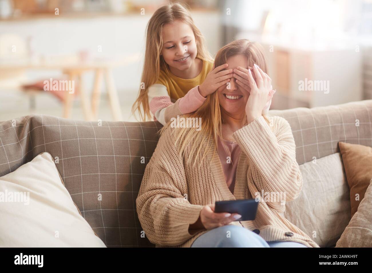 Zwei brünette Lesbengirls besorgen es sich am Sofa