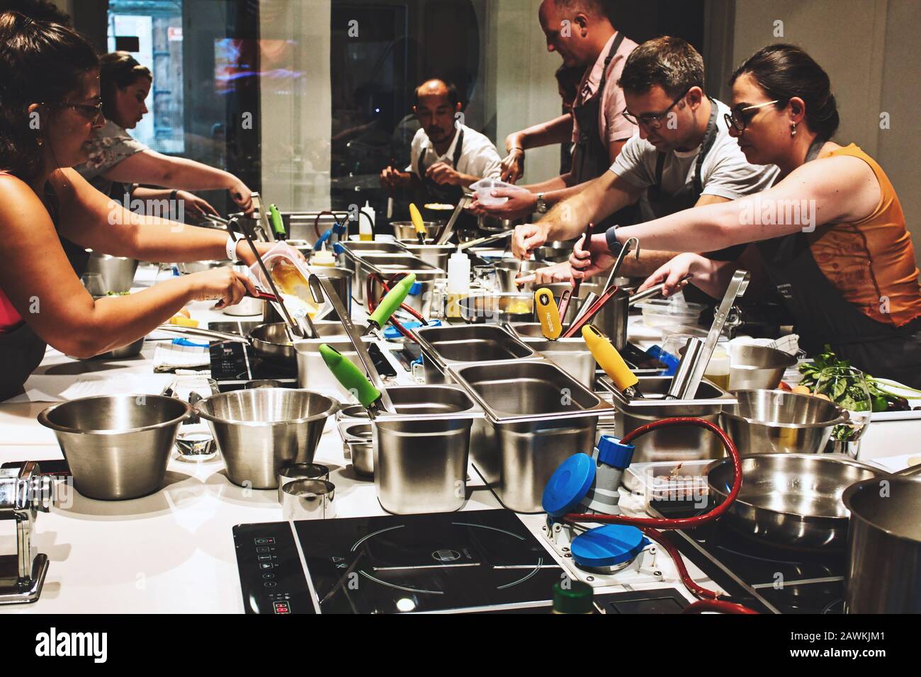 Valletta/Malta - 31. September 2019: Schüler und Lehrer in der Küche bei einem Kochkurs Stockfoto