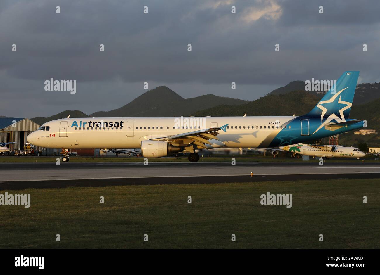 Air Transat Airbus A.321 aus Kanada taxiert bei Sint Maarten nach Ankunft aus Montreal Stockfoto