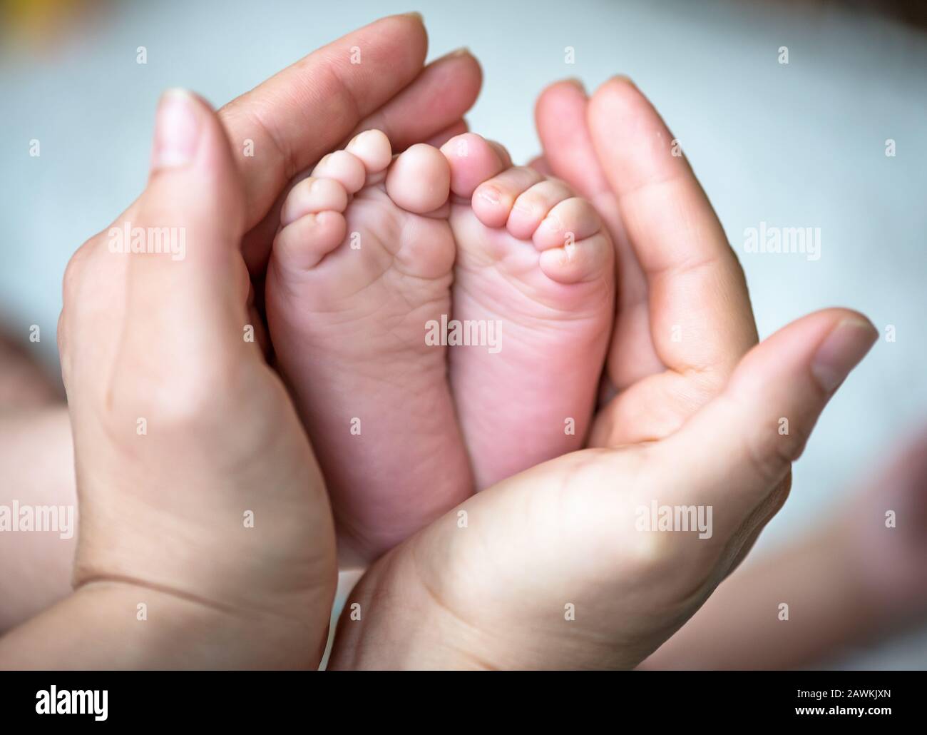 Fersen für Kleinkinder in den Händen der Mutter. Stockfoto