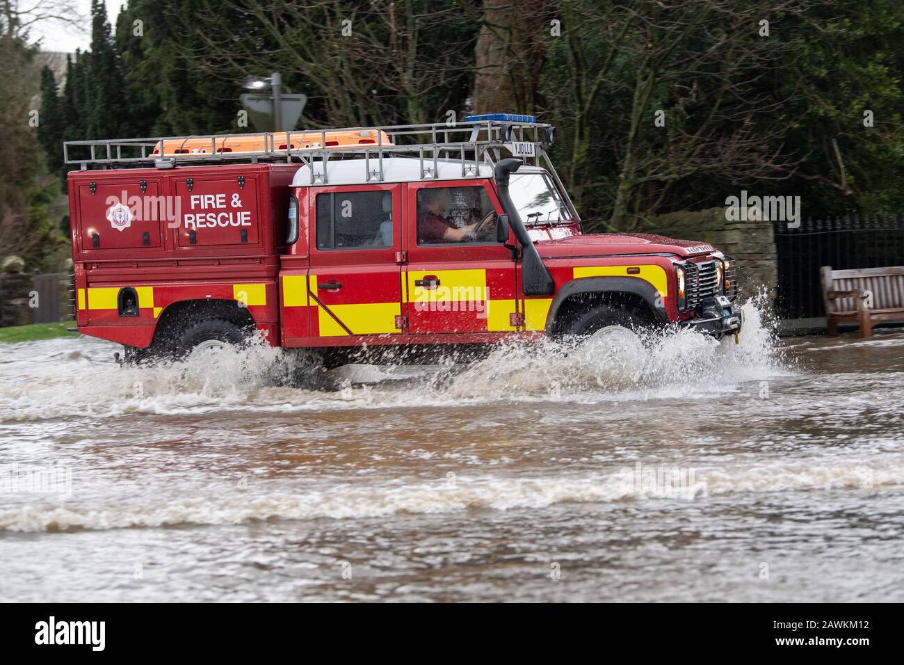 Bainbridge, Yorkshire, Großbritannien. Februar 2020. Der Verkehr, der sich auf den Straßen in Hawes, Wensleydale, North Yorkshire bewegt, nachdem Storm Ciara getroffen hatte. Kredit: Wayne HUTCHINSON/Alamy Live News Stockfoto