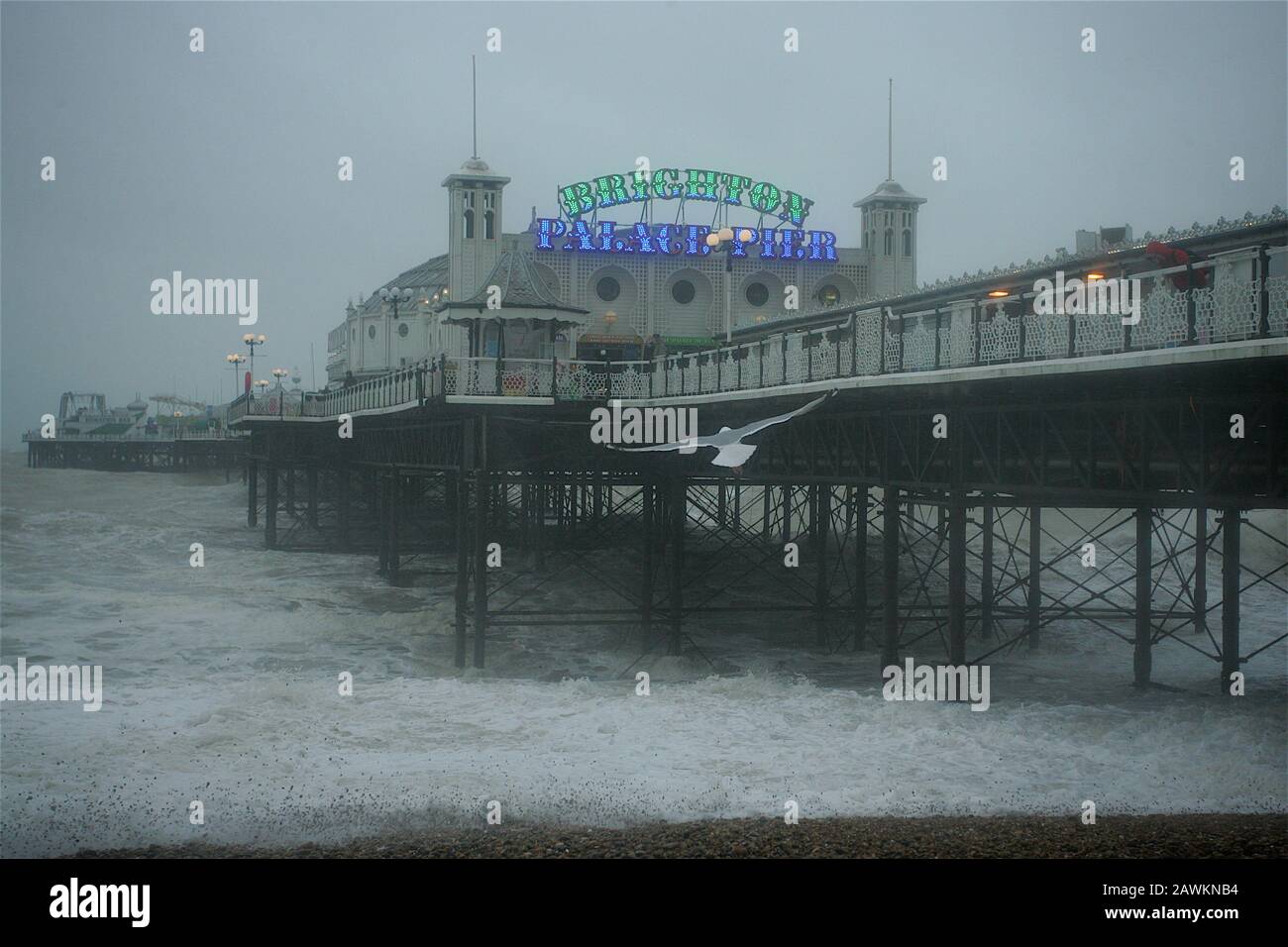 Brighton, Großbritannien, 9. Februar 2020 Storm Ciara und die Wellen vor der Küste von Brighton Stockfoto