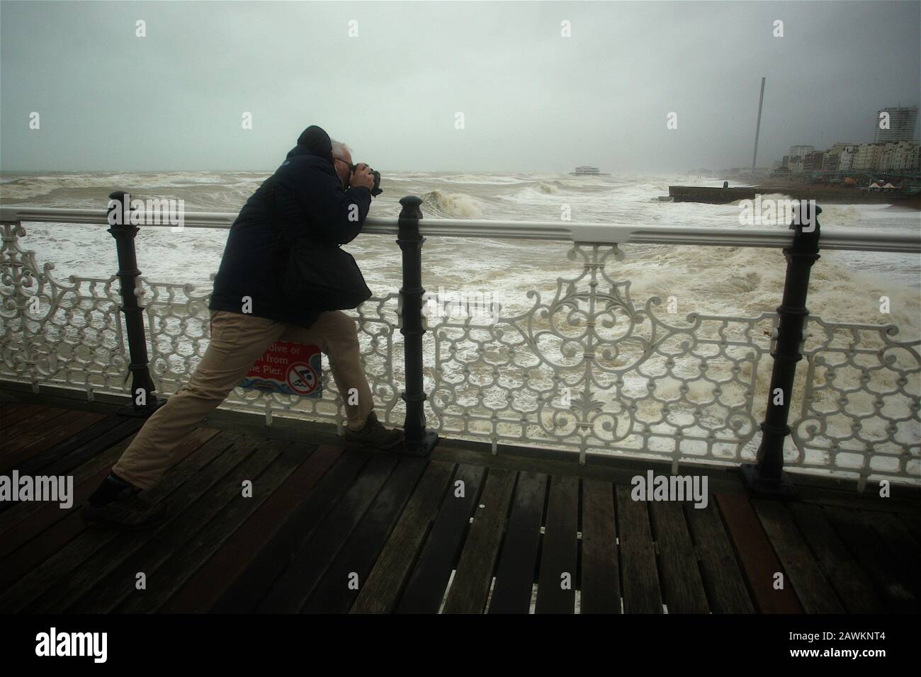 Brighton, Großbritannien, 9. Februar 2020 Storm Ciara und die Wellen vor der Küste von Brighton Stockfoto