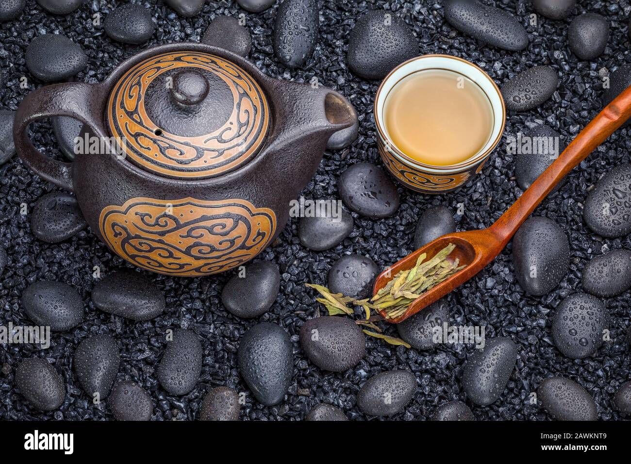 Chinesische Teekanne und eine Tasse grünen Tee Stockfoto