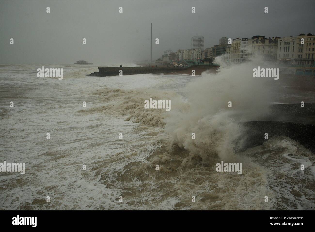 Brighton, Großbritannien, 9. Februar 2020 Storm Ciara und die Wellen vor der Küste von Brighton Stockfoto