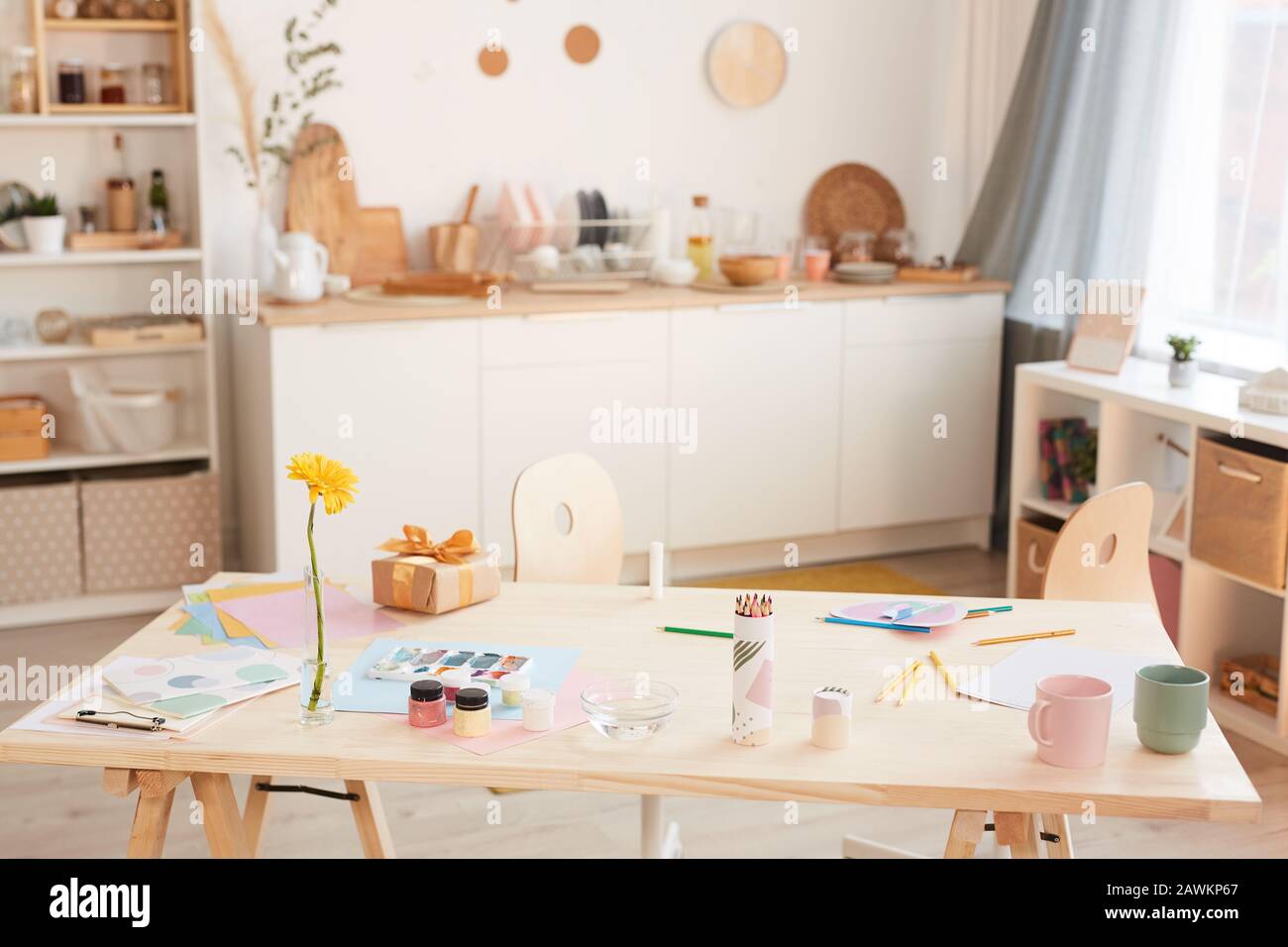 Warmes Hintergrundbild des gemütlichen Kücheninnenraums mit Holztisch im Vordergrund, Kopierraum Stockfoto