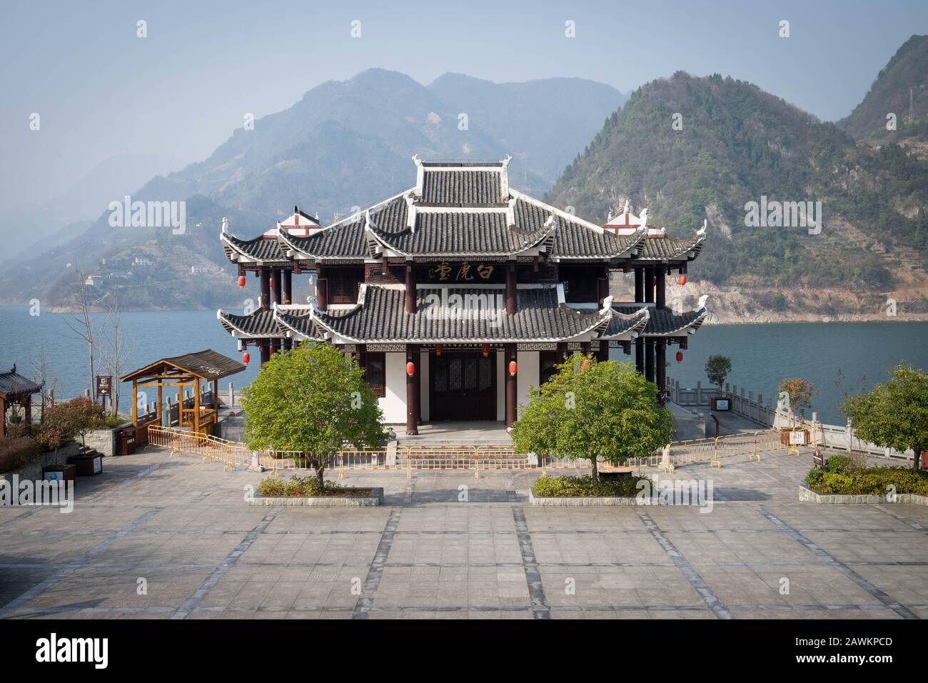 Yichang, HUBEI/CHINA - DEC 25 2019: Der Tempel neben dem jangtsekiang für den Reisenden zusammen mit den drei Schluchten, Dem Teil des Stockfoto