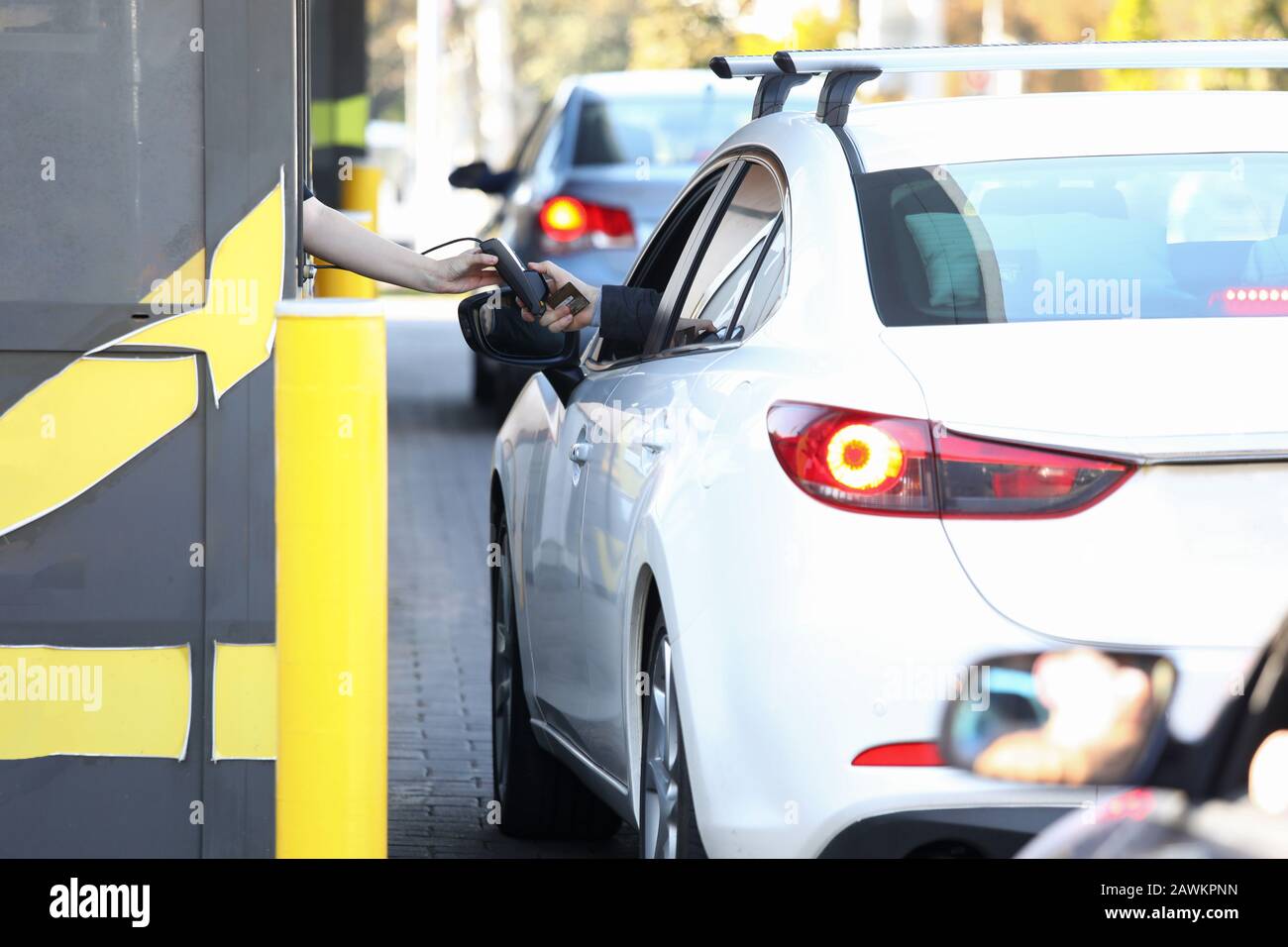 Günstige Bezahlung vom Auto, Drive-Thru-System. Stockfoto