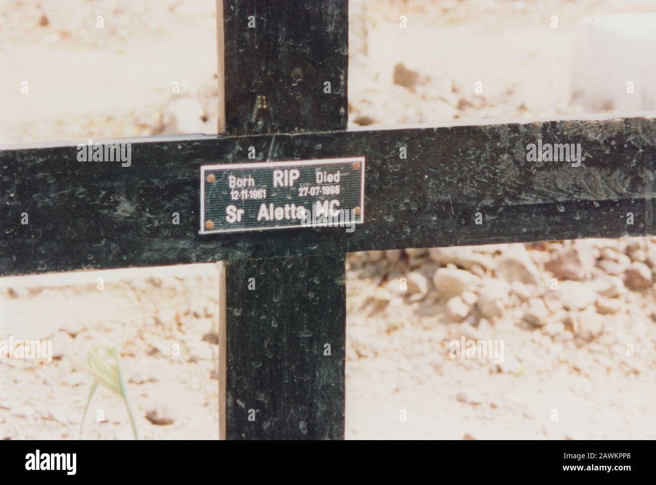 Christlicher Friedhof, Aden, Jemen. August 1998. Der aus Holz gefertigte Kreuzgrabmarker der in Hodeidah von mutmaßlichem Islamisten namens Abdullah Nasheri, 22, aus Sanaa ermordeten Römisch-Katholische Nonne Sr M Aletta. Stockfoto