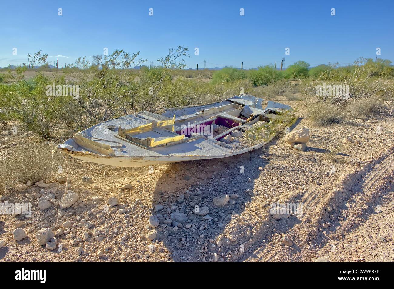 Der Boden aus Fiberglas eines kleinen Bootes blieb in der Wüste von Arizona dem Verfall überlassen. Stockfoto