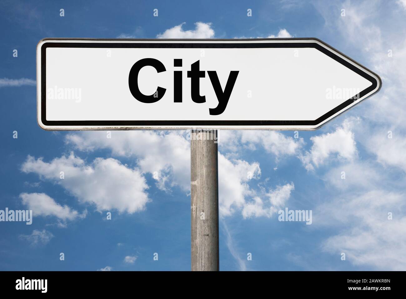 Detailfoto eines Wegweisers mit der Aufschrift City Stockfoto