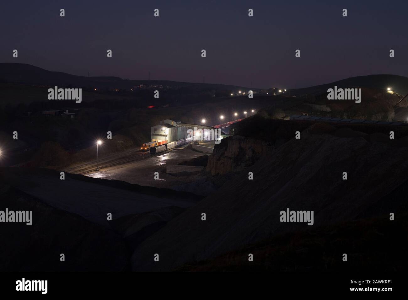 GB Railfrachtklasse 66 Lok 66786 bei Dove Holes Steinbruch, Peak Forest, Buxton Ladehoppers mit Stein am Cemex-Steinbruch Stockfoto