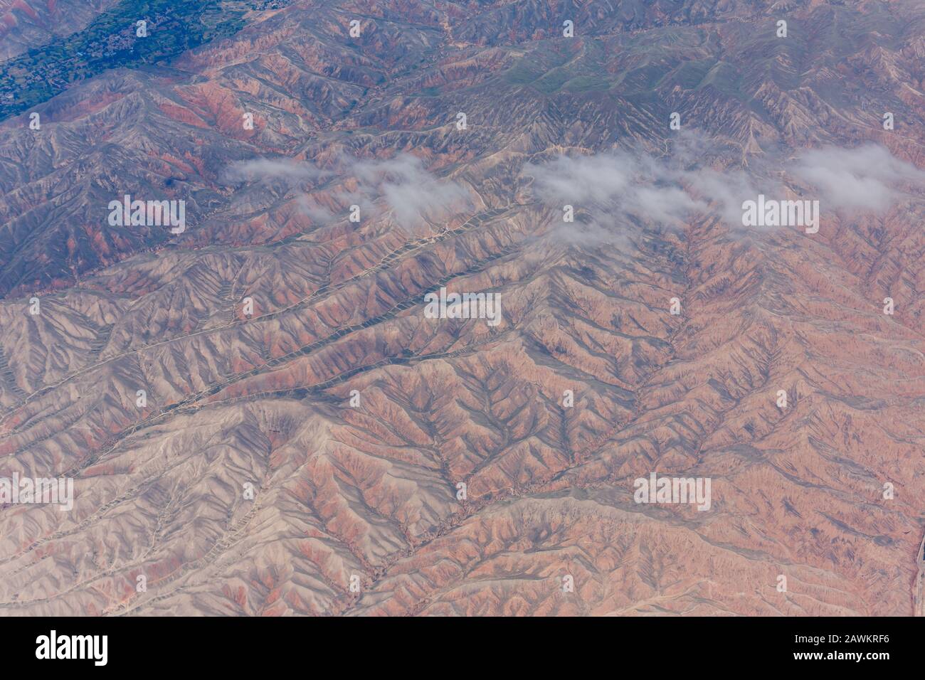 Luftbild auf dem "Dach der Welt": Tibet. Gefangen auf einem Flug von Shanghai nach Lhasa. Das Hotel liegt auf dem tibetischen Plateau, der höchsten Region der Welt Stockfoto
