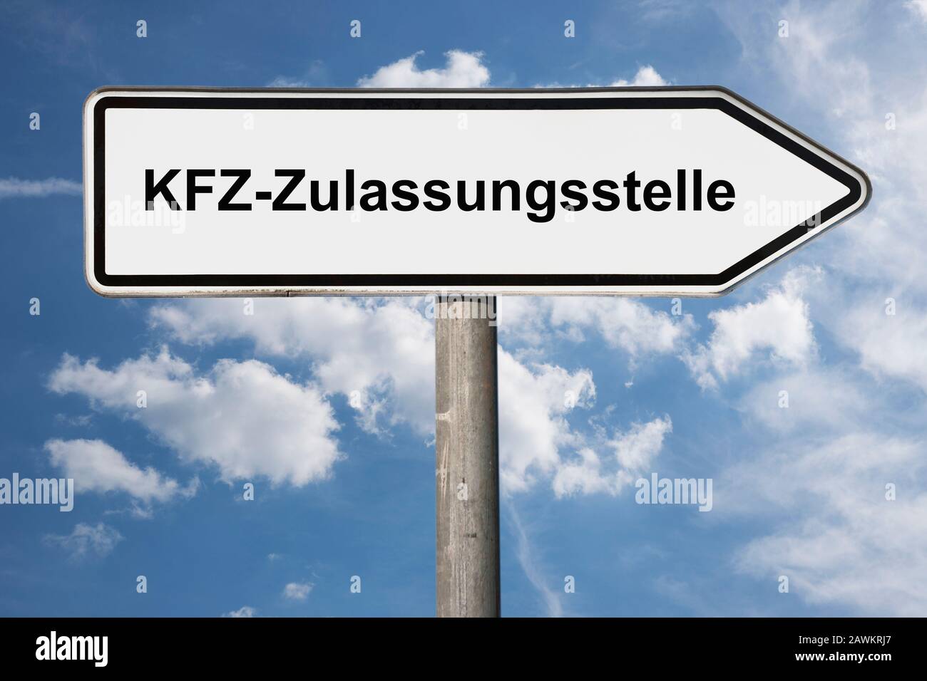 Detailfoto eines Wegweisers mit der Aufschrift KFZ-Zulaufstelle (Kfz-Zulassungsstelle) Stockfoto