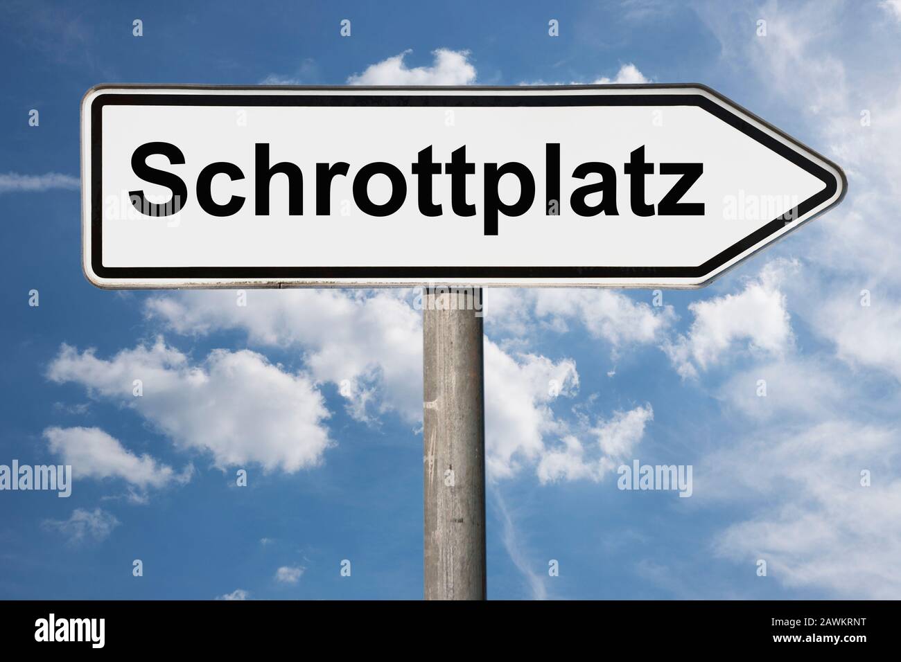 Detailfoto eines Wegweisers mit der Aufschrift Schrottplatz (Junkyard) Stockfoto