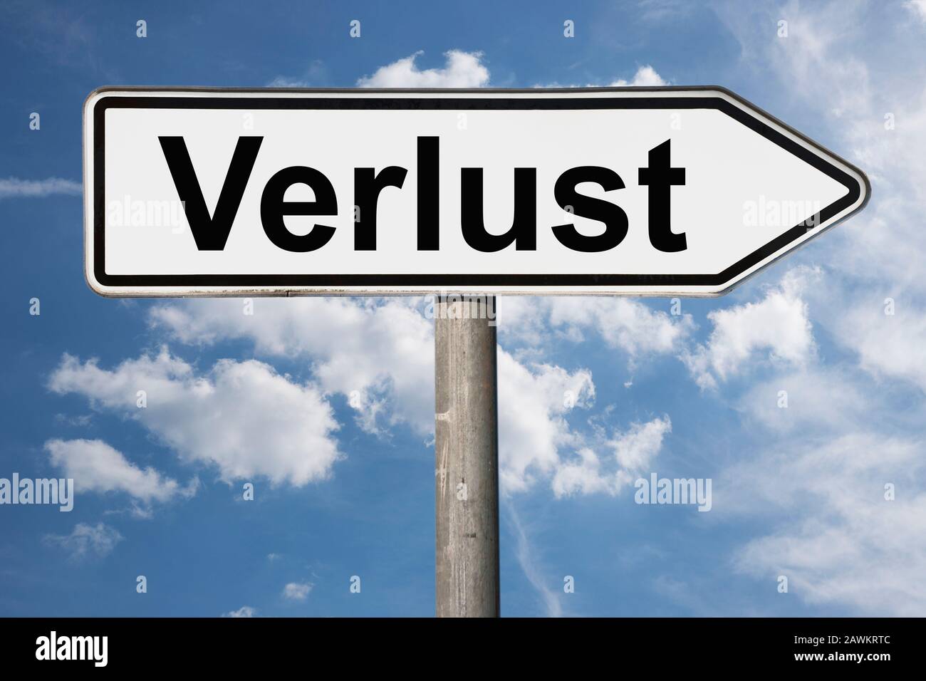 Detailfoto eines Wegweisers mit der Aufschrift Verlust (Verlust) Stockfoto