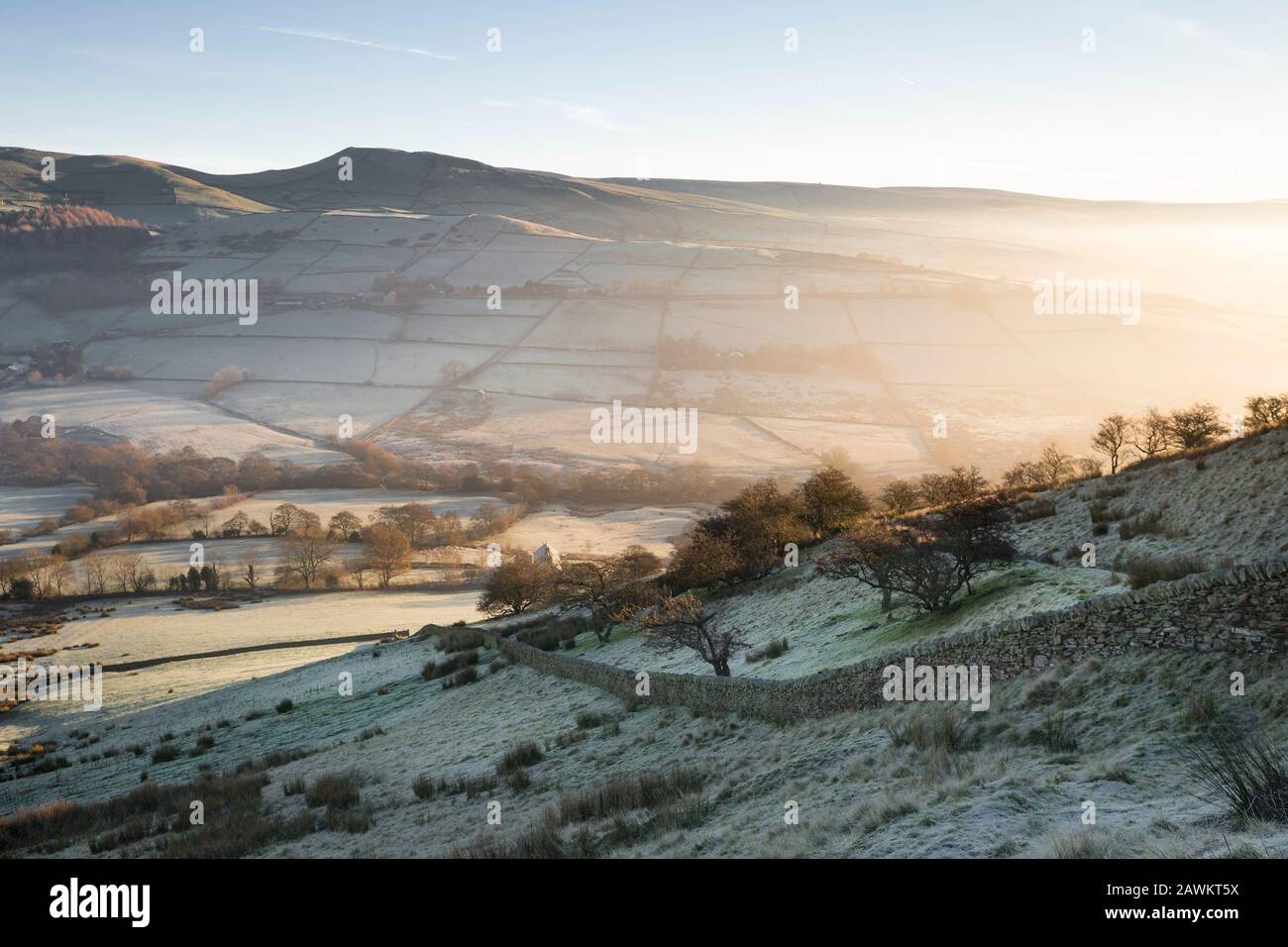 Trockene Steinmauer an einem frostigen, winterlichen Morgen am Cracken Edge im High Peak District, England Stockfoto