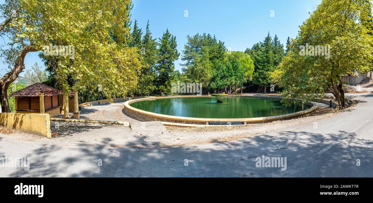 Große runde Zisterne im italienischen Dorf Eleousa (Rhodos, Griechenland) Stockfoto